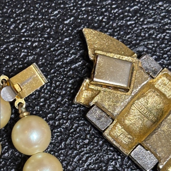 Vintage RICHELIEU Faux Pearl Double Strand and Gold Tone Bracelet - Picture 6 of 9